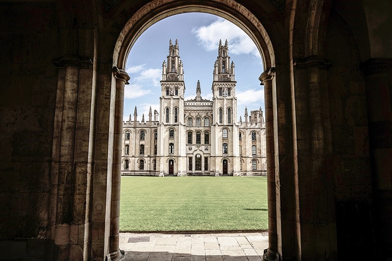 由于对COVID-19的关注而将学生遣送回国后，牛津全灵学院的风景空旷。