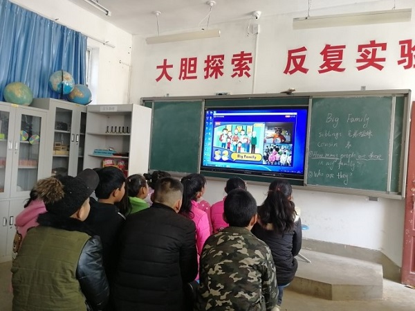苏珊老师为甘肃省周其小学的学生教授英语课。 